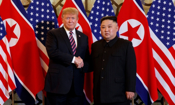 도널드 트럼프 미국 대통령과 김정은 북한 국무위원장이 지난 2019년 베트남 하노이 메트로폴 호텔 회담장 입구에서 악수하고 있다. AP=연합뉴스